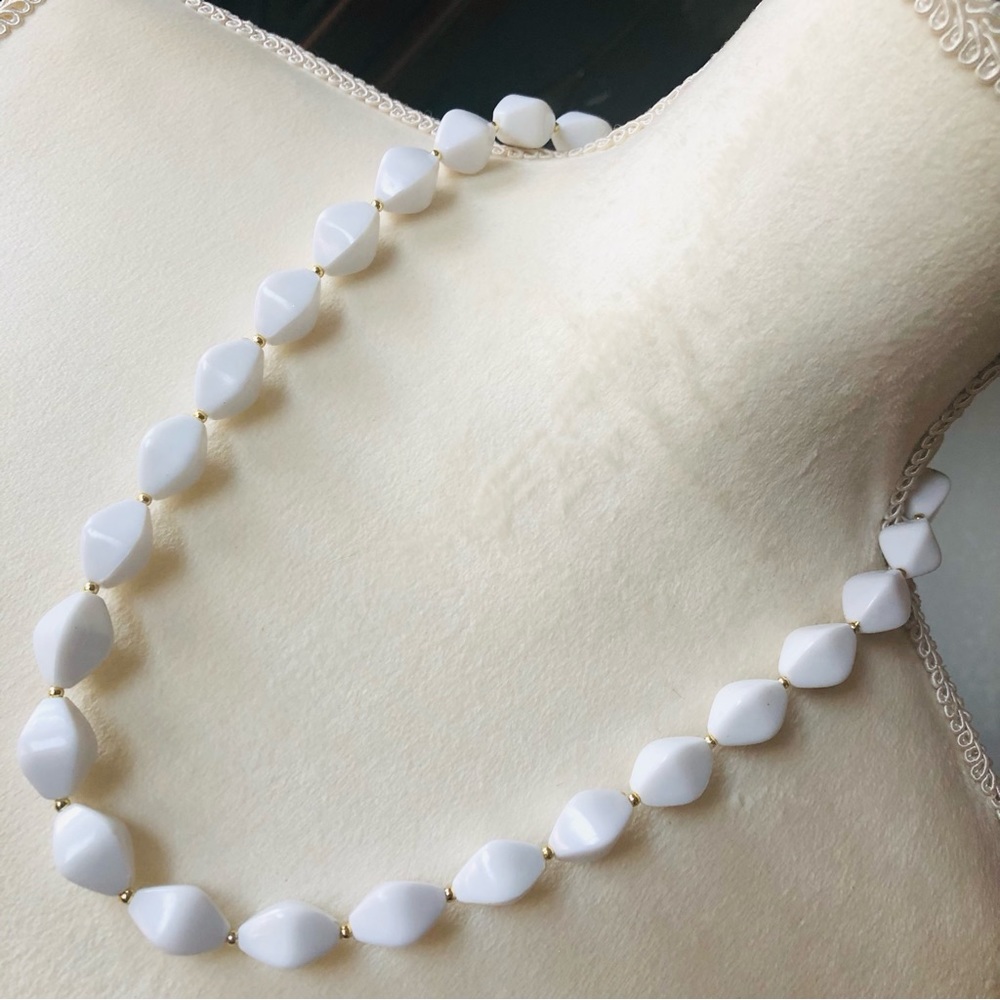 Vintage 80s white chunky bead necklace